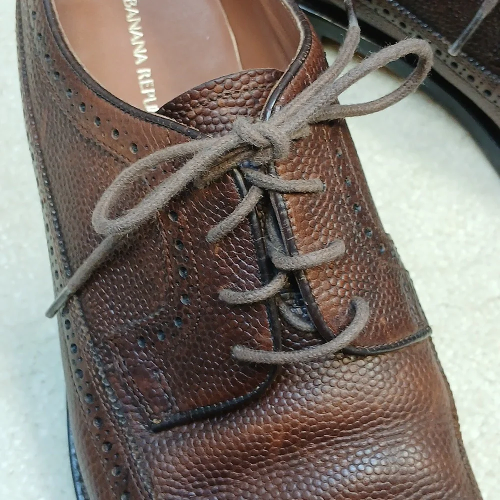 Banana Republic Men's Brown Leather wingtip oxfords. size 10